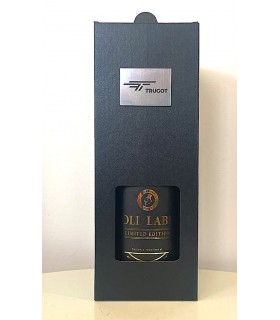 Whisky z logo w niskiej butelce