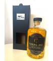 Whisky z logo w niskiej butelce