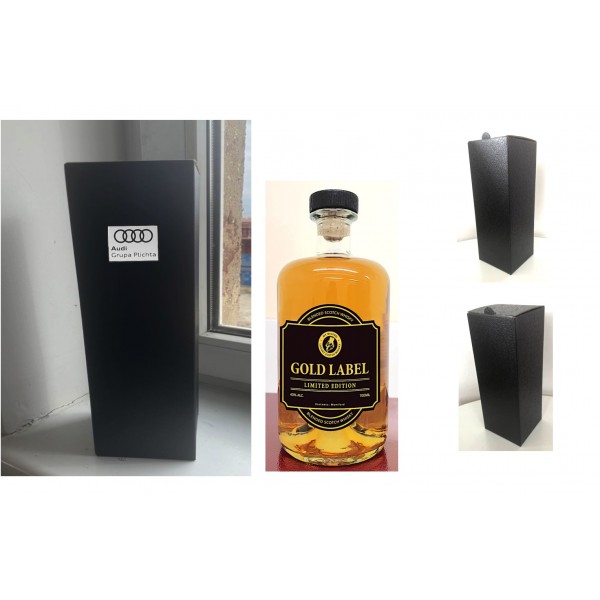 Whisky z logo w niskiej butelce